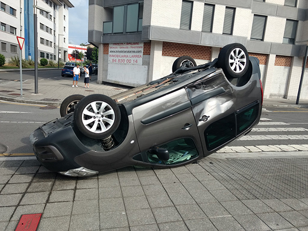 Una persona herida tras volcar su coche en una calle de Amorebieta