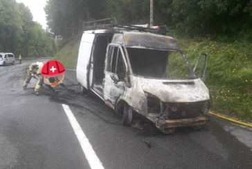 Una furgoneta comienza a arder en la subida a Urkiola