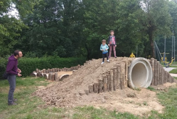 Las familias que crearon un parque infantil en Atxondo critican la orden municipal de desmantelarlo