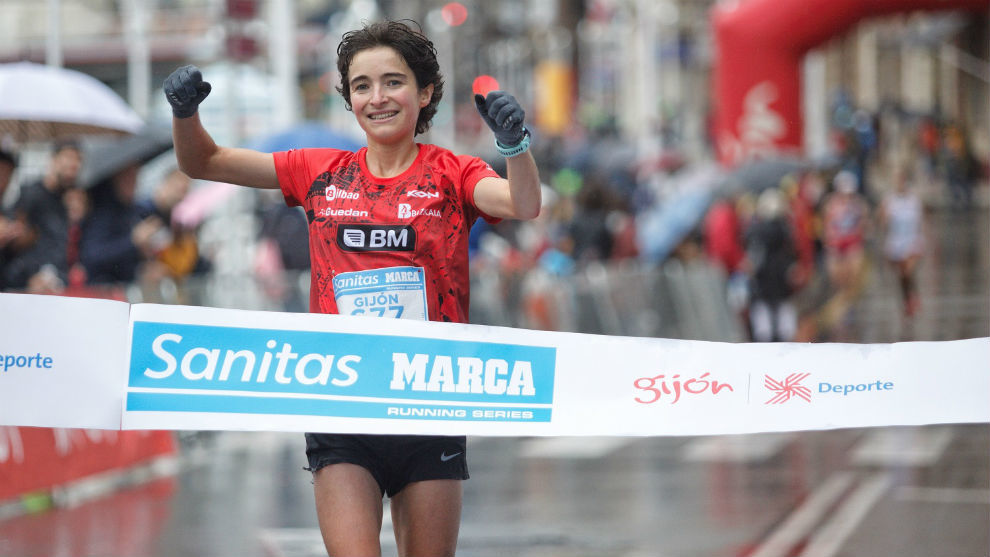 Irene Loizate pulveriza el récord de la Sanitas Marca Running Series de Gijón a pesar de la lluvia