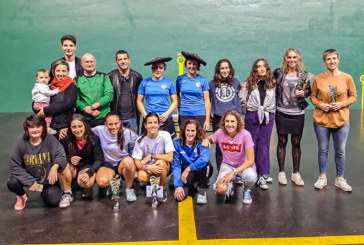 Las txapelas del maratón femenino de frontenis de Mallabia se van para Salamanca y Burgos