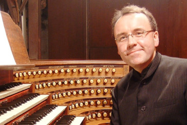 El organista David Briggs pone música improvisada a la película ‘Rey de Reyes’ en Andra Mari