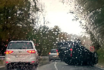 Una mujer herida leve tras volcar su vehículo en la subida a Urkiola