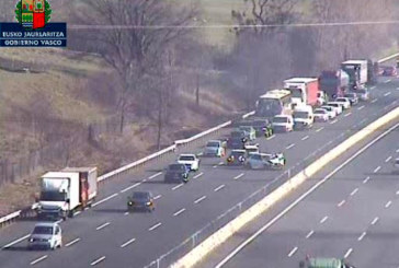 Una colisión entre dos vehículos cierra un carril de la AP-8 a la altura de Iurreta