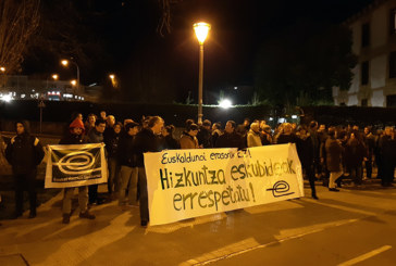 Eskubide zibil eta linguistikoak defendatzeko elkarretaratzea egin zen Durangoko Ertzain-etxean