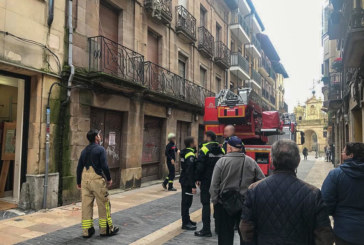 Los bomberos acuden a la calle Artekale de Durango por un desprendimiento de fachada