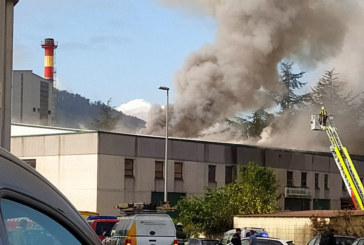 Un incendio en una empresa de Iurreta moviliza a bomberos de cuatro localidades