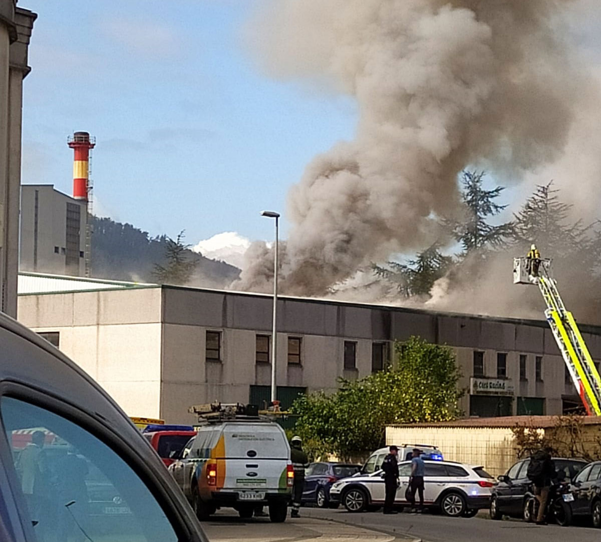 Un incendio en una empresa de Iurreta moviliza a bomberos de cuatro localidades