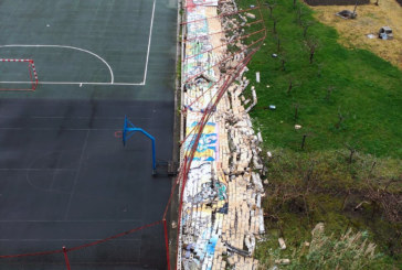 El viento derriba de golpe el muro que rodea los campos de juego de San Antonio ikastetxea