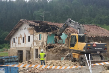 El caserío Mendilibar-erdikoa de Abadiño ha sido demolido para acometer las obras del TAV