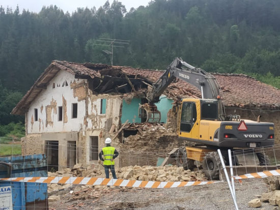 El caserío Mendilibar-erdikoa de Abadiño ha sido demolido para acometer las obras del TAV