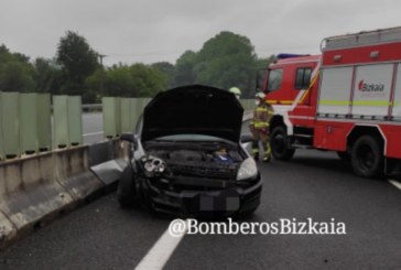 Una mujer resulta herida tras volcar con su turismo en la AP-8 <br />a la altura de Amorebieta