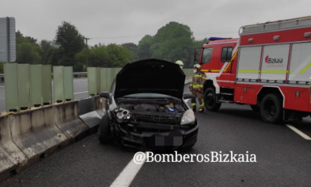 Una mujer resulta herida tras volcar con su turismo en la AP-8 <br />a la altura de Amorebieta