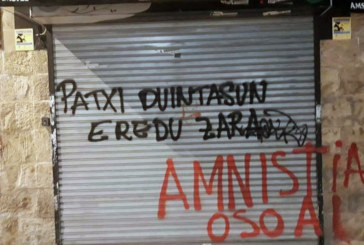 Más pintadas a favor de Patxi Ruiz en la sede de Elkarrekin Podemos de Durango y el batzoki de Abadiño