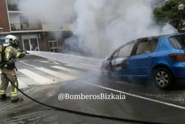 Bomberos de Iurreta sofocan el incendio de un coche en Amorebieta