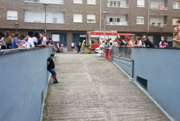 Gran expectación en Txibitena por un falso incendio en un garaje