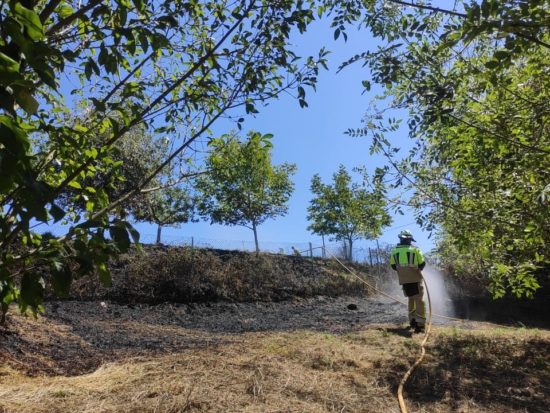 Bomberos de Iurreta sofocan un pequeño incendio forestal en San Juan de Momoitio, en Garai