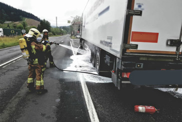 Un camión sufre un incendio en Amorebieta y otro hace la tijera en Iurreta esta mañana