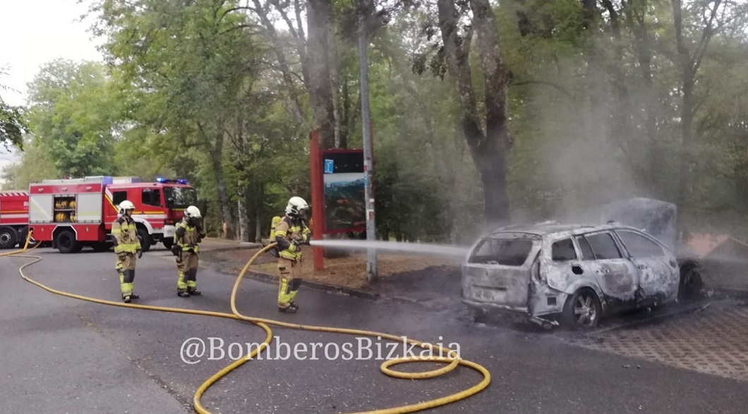 coche incendio urkiola bomberos