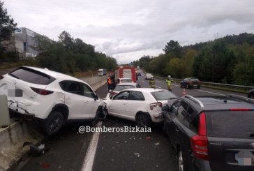 Dos heridos en un accidente múltiple en Amorebieta