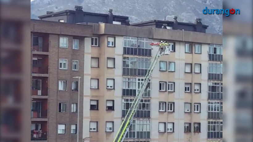 Bomberos evacúan a una persona en camilla desde un 6 piso de Iurreta