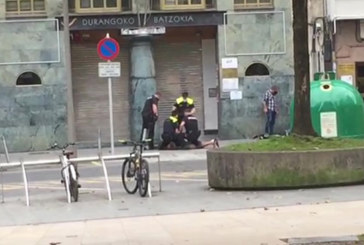 Reducen y trasladan al ambulatorio a dos jóvenes que estaban autolesionándose en Ezkurdi