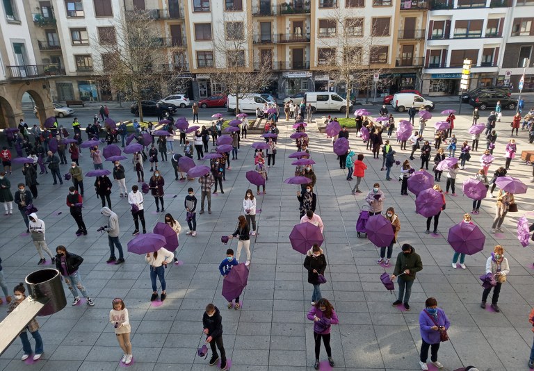 Amorebieta ilumina de morado </br>el Ayuntamiento para visibilizar su repulsa a la violencia machista