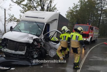 Una colisión entre un camión y una furgoneta provoca un herido y el cierre de la N-636 en Elorrio