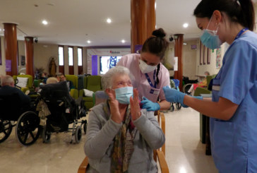 Begoña del Olmo, de 80 años, primera vizcaína en recibir la vacuna en la residencia de Elorrio