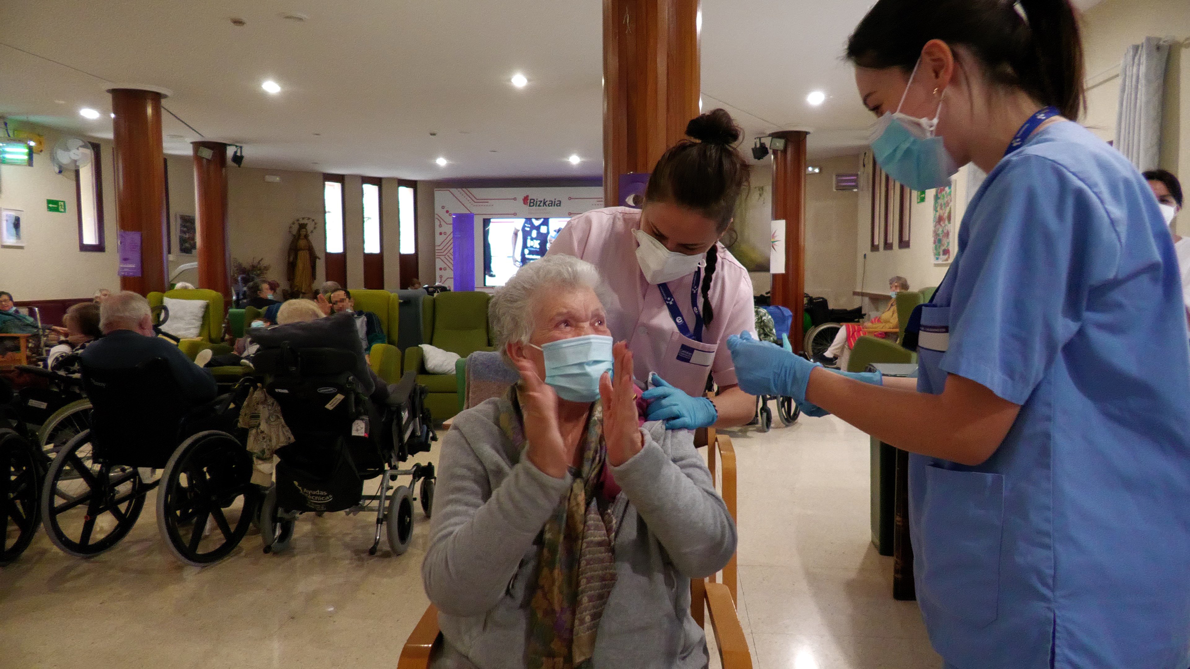 Begoña del Olmo, de 80 años, primera vizcaína en recibir la vacuna en la residencia de Elorrio