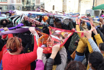 Colectivos feministas de Durango confeccionan pañuelos dentro de la Marcha Mundial de las Mujeres