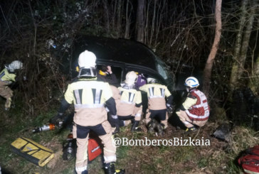 Tres jóvenes trasladados al hospital de Galdakao tras caer su coche por un barranco en Amorebieta