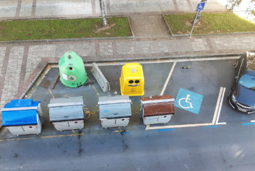 Un contenedor invade una plaza de aparcamiento para personas con movilidad reducida en Oiñiturri