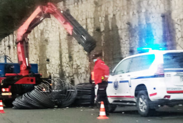 Un camión pierde la carga junto a la rotonda de Tabira