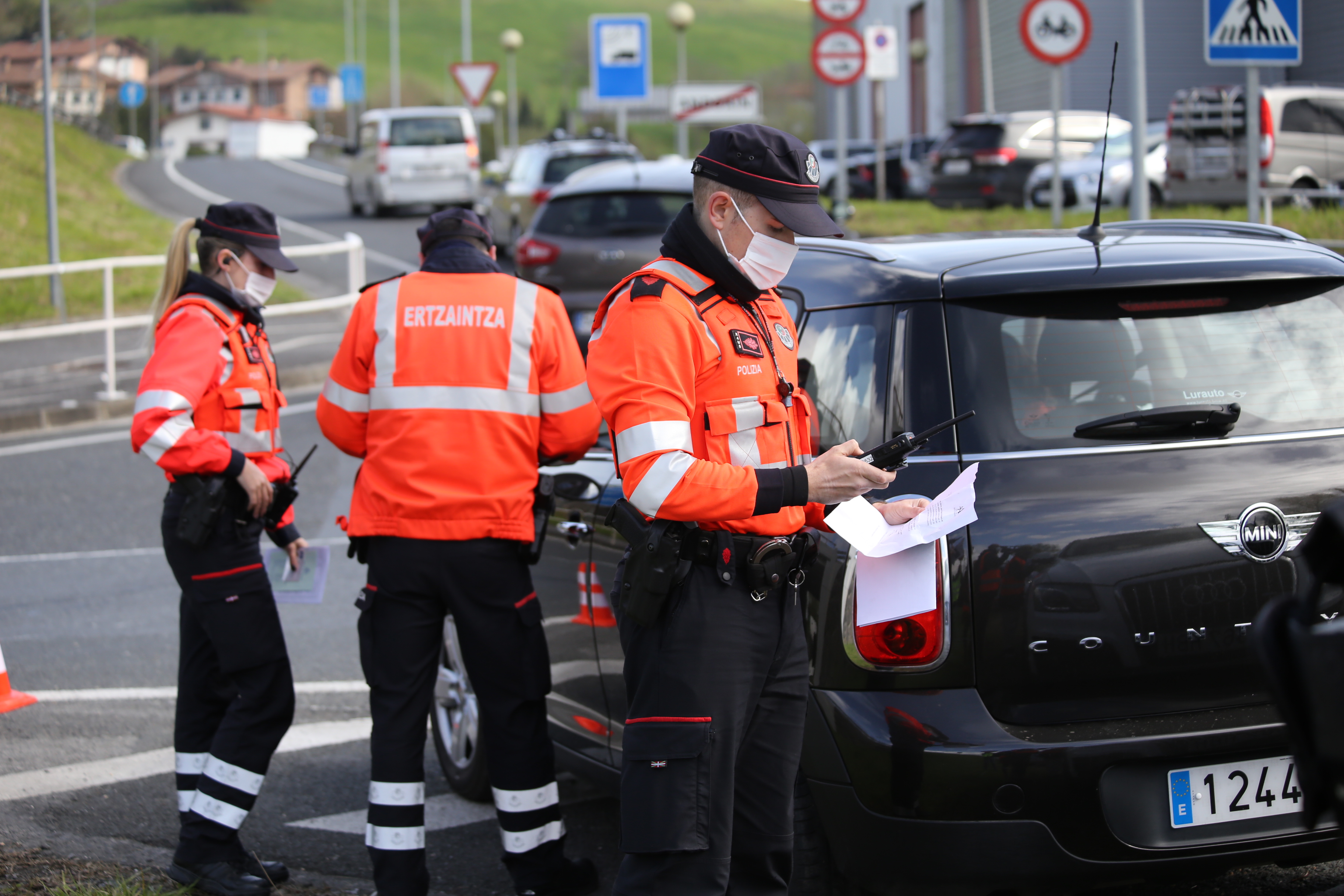 Intensifican los controles para evitar desplazamientos fuera de Euskadi en el puente de San José