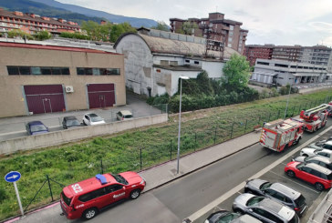 Una persona atendida por sanitarios en un incendio en una vivienda de la calle Errotaritxuena