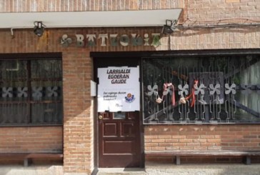 Colocan bozales y un cartel contra la Ertzaintza en el batzoki de Zaldibar