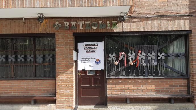 Colocan bozales y un cartel contra la Ertzaintza en el batzoki de Zaldibar