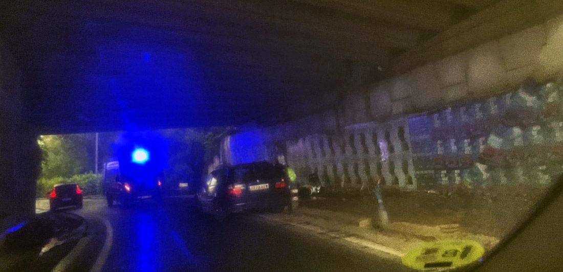 Un motorista de Abadiño resulta herido tras salirse de la calzada en el túnel de Iurreta bajo la variante