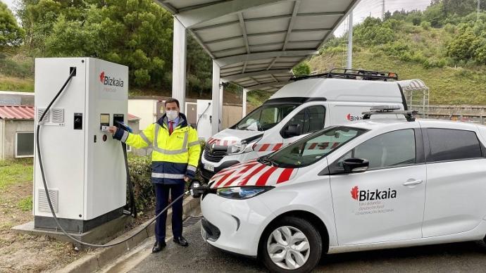 La Diputación instala un punto de recarga para vehículos eléctricos en el centro de control de Iurreta