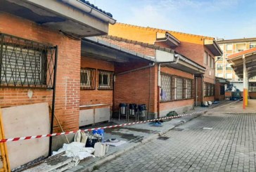 Abadiño inicia el arreglo de los aleros del edificio de infantil del colegio de Traña-Matiena