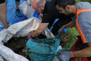 Voluntarios y espeleólogos retiran 2.400 kilos de residuos del interior de la sima cercana a Betzuen
