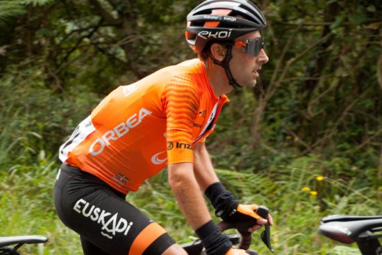 Mikel Bizkarra participa desde hoy en La Vuelta que arranca en Burgos