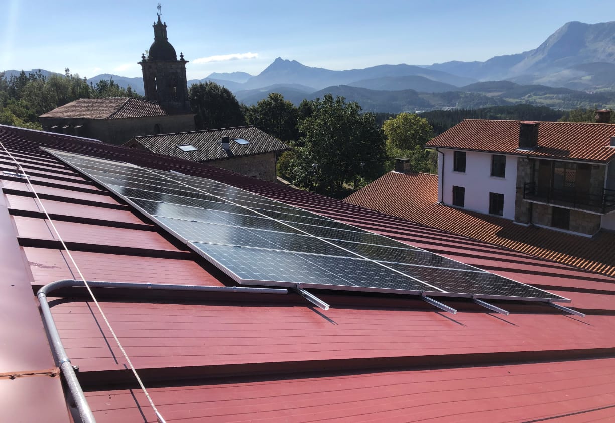 Garai instala paneles solares en el frontón para generar el 30% de la electricidad que consume