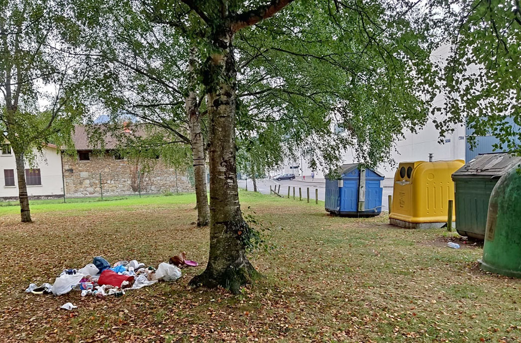 Indignación en Abadiño por nuevas imágenes de basura abandonada en espacios públicos
