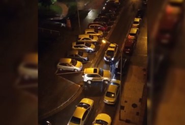 Un vehículo estacionado sin el freno de mano vuelve a invadir la carretera en Erretentxu