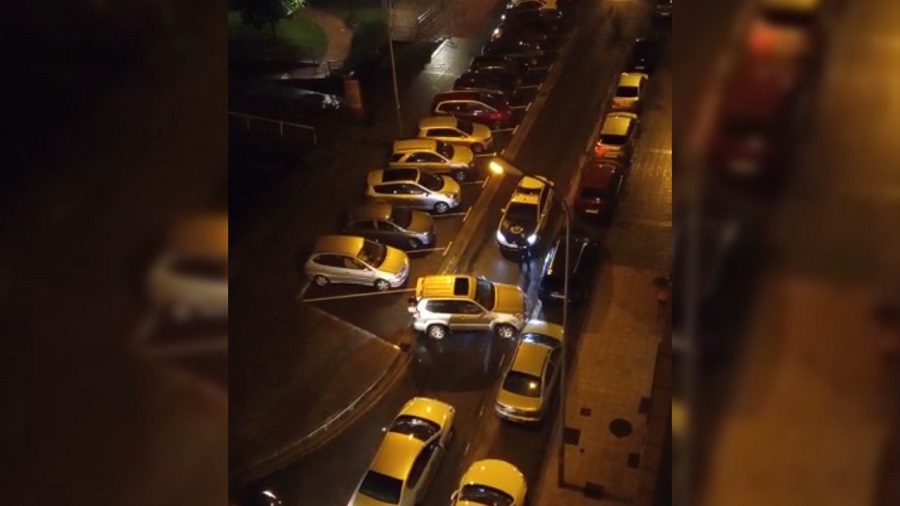 Un vehículo estacionado sin el freno de mano vuelve a invadir la carretera en Erretentxu