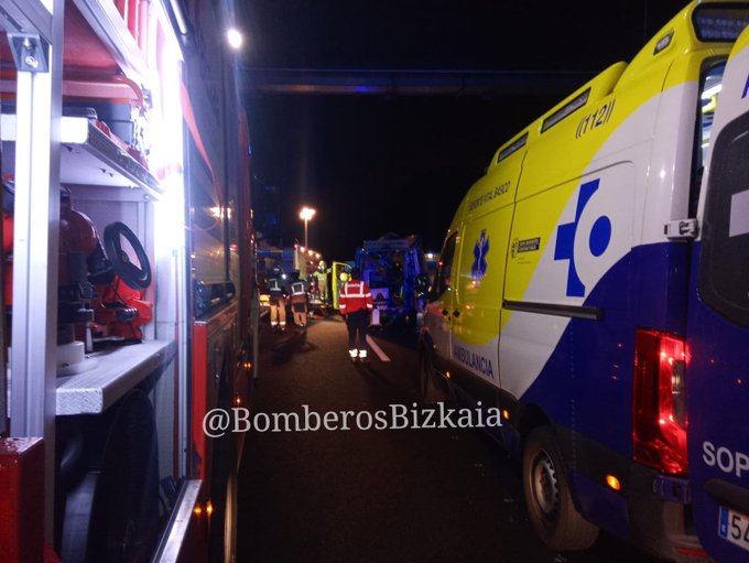 Cuatro heridos, uno en estado crítico, tras colisionar un camión y una ambulancia en Amorebieta