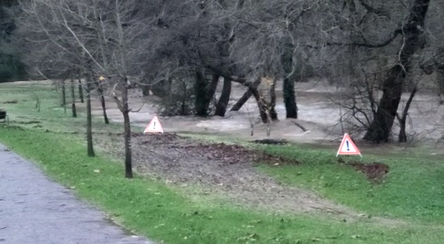 El temporal se ceba con Abadiño y causa inundaciones en garajes y desbordamientos del río