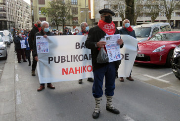 El Olentzero de los pensionistas regala carbón a los bancos